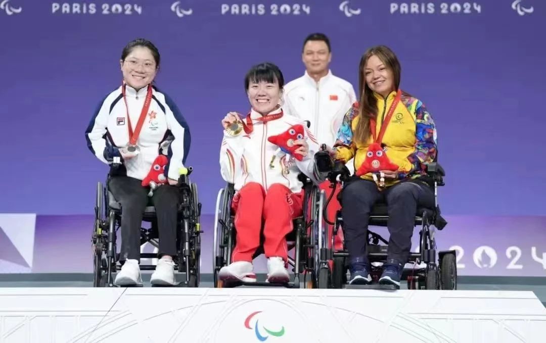 图为广东运动员林细妹取得中国硬地滚球项目历史第一枚残奥会金牌